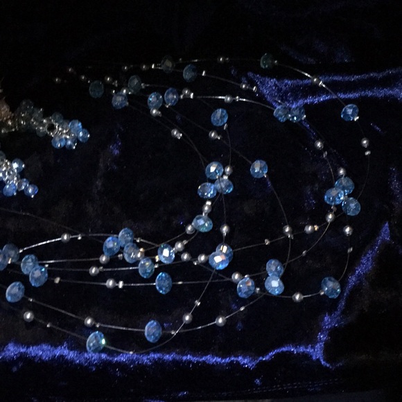 Blue bead and invisible wires - Picture 1 of 4